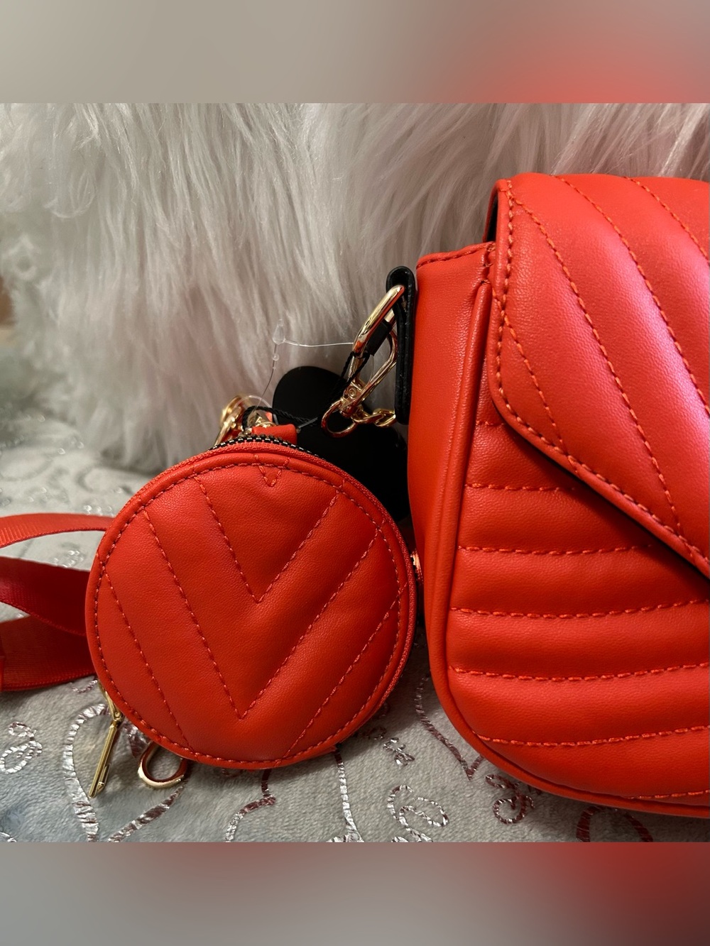 NWT Classic Fashions Quilted Crossbody Bag w/Gold Hardware & Coin Wallet- Red - Picture 3 of 10